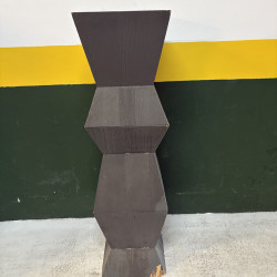 Pedestal alto decorativo em madeira | Design Escultural - pior estado