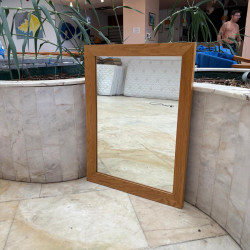 Espelho com moldura em madeira