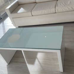 Mesa de centro branco em madeira com tampo de vidro