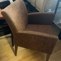 Poltrona moderna Castanha em Tecido