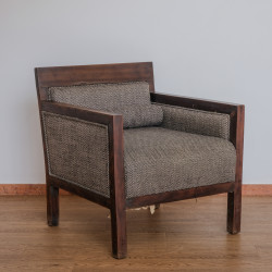 Poltrona vintage com estofo padrão espinha de peixe