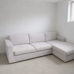 Sofá em tecido suave com chaise longue