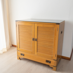 Aparador com 2 portas e uma gaveta