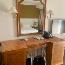 Espelho clássico com moldura em madeira