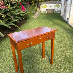 Mesa consola clássica em madeira com gaveta