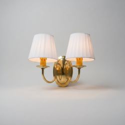 Aplique 2 Braços Latão Dourado c/Abajures Brancos