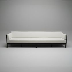 Sofá de 5 Lugares em Tecido Branco com Estrutura em Metal Preto