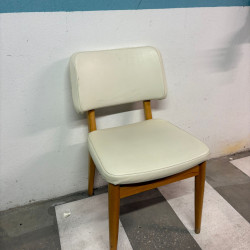Cadeira em pele sintética