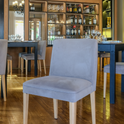 Cadeira com tecido aveludado cinzento