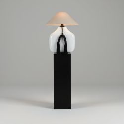 Candeeiro de Mesa em Cerâmica Branca c/Pedestal Preto