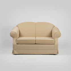 Sofá de dois lugares em tecido bege