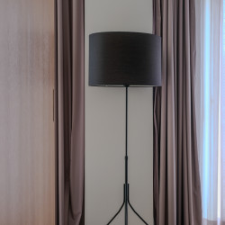 Candeeiro de pé moderno com abat jour preto