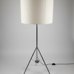 Candeeiro de pé moderno com base em inox e abajur creme