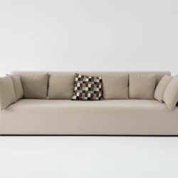 Sofá estofado com almofadas