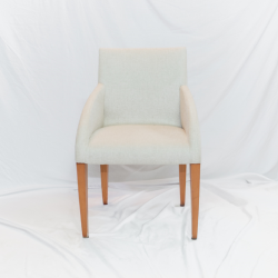 Conjunto de 7 cadeiras com braços curtos curvados