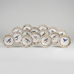 Conjunto de 18 Pratos em Porcelana Philae
