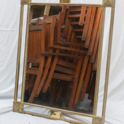 Espelho com moldura em madeira