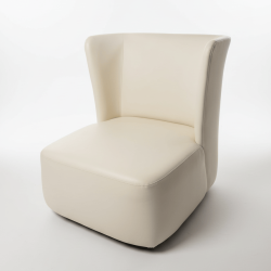 Poltrona contemporânea em pele sintética branca