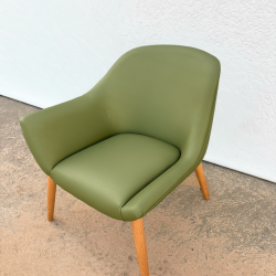 Cadeira em Eco Pele verde com Braço Direito