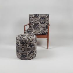 Conjunto Poltrona e Pufe em Tecido Padronado