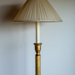 Candeeiro dourado clássico de pé alto