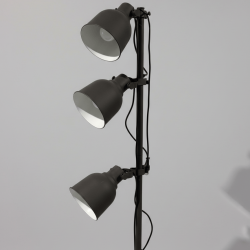 Candeeiro de pé com três focos orientáveis