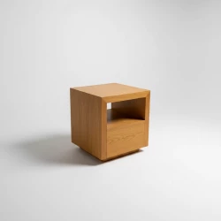 Mesa de cabeceira em madeira