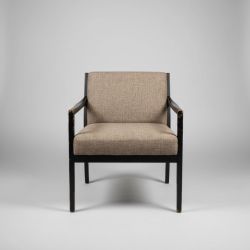 Poltrona de Madeira Estofada em Tecido Bege