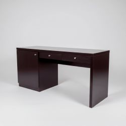 Secretária de madeira escura com arrumação