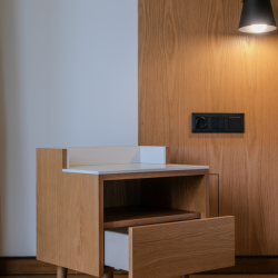 Mesa de cabeceira em madeira carvalho