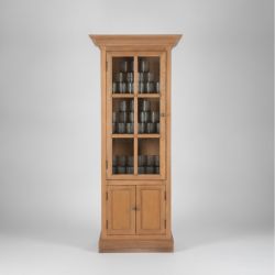 Armário em Madeira com Vitrine