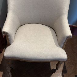 Poltrona clássica Estofada em Linho Bege