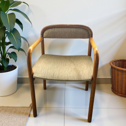 Conjunto de 4 cadeiras moderna com Estrutura em Madeira e Estofamento Bege