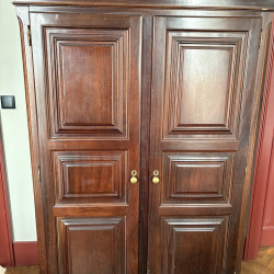 Armário em madeira maciça