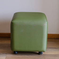 Banco em Eco-pele verde com rodinhas