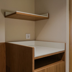 Móvel de apoio com porta