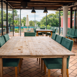 Mesa de jantar em madeira