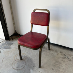 Cadeira de metal com assento vermelho