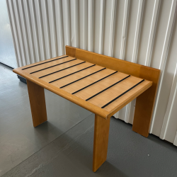 Porta malas em madeira ripada