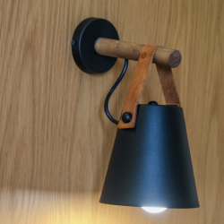 Conjunto de 2 apliques de parede em metal com detalhes em madeira