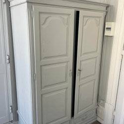 Armário Clássico de Duas Portas com Gavetas – Vintage
