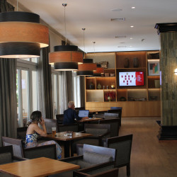 Candeeiro suspenso em folha de madeira