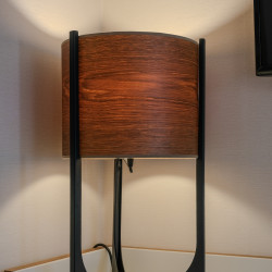 Candeeiro de mesa com abat jour em folha de madeira