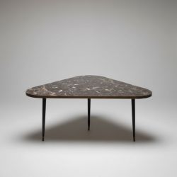 Mesa Triangular com Mármore Raiado