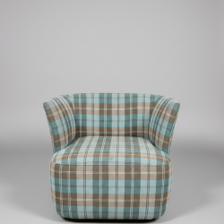 Cadeira estofada com padrão xadrez