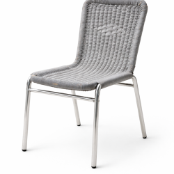 Cadeira em fibra sintética cinza com estrutura metálica