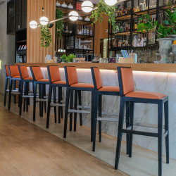 Banco alto de bar com assento laranja