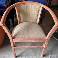 Cadeirão madeira e tecido com padrão