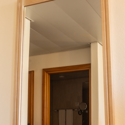 Espelho retangular feito com madeira clara