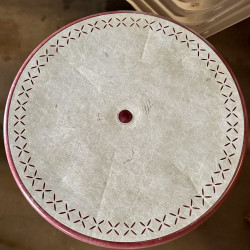 Mesa plástico tampo beje e pés bordeaux/preto